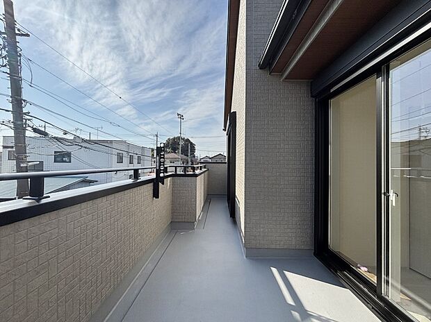 暖かな陽光が降り注ぐバルコニーはお洗濯におすすめ。爽やかな風も心地よいです。