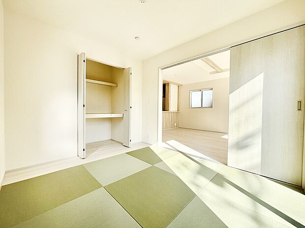 リビング隣接の和室は毎日の暮らしに癒しと安らぎをもたらしてくれます
