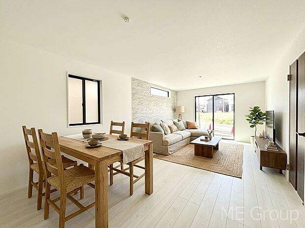 ご家族の賑やかな話し声で包まれる明るいリビング ※家具はCGです