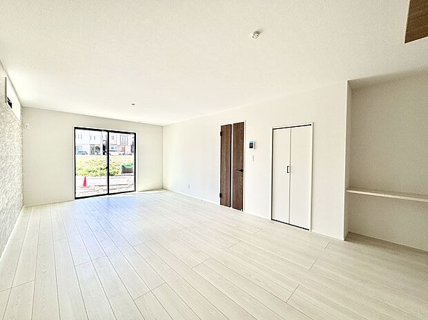 大きな窓からたっぷりの陽光と風を感じられるリビング