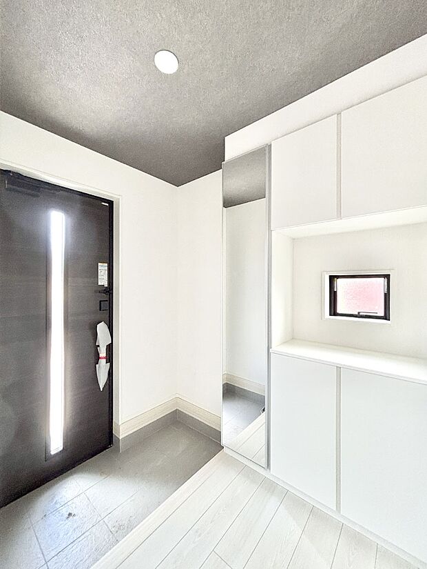 明るい玄関はお客様をお出迎えするのにぴったりです!