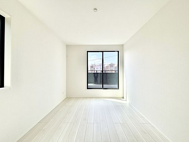 バルコニーが開放感をプラスしてくれる洋室