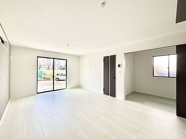 大きな窓からたっぷりの陽光と風を感じられるリビング