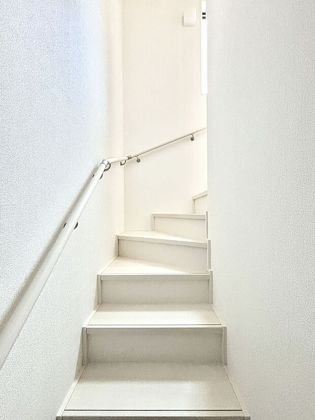 安全性を考慮し階段には手すりを設置しています