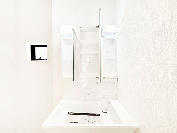 三面鏡の裏に、化粧品や衛生用品などを収納可能。洗面台をすっきりと保ちます！