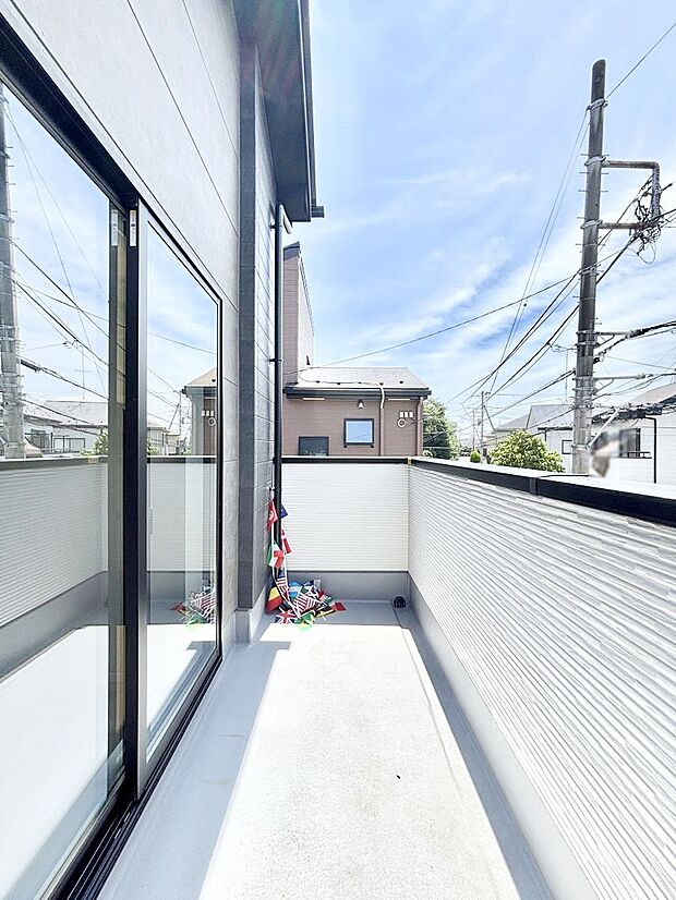 暖かな陽光が降り注ぐバルコニーはお洗濯におすすめ。爽やかな風も心地よいです。