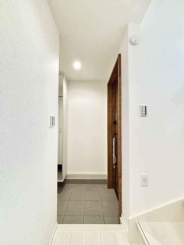 ミラー付きシューズボックスはお出かけ前の身だしなみチェックに便利