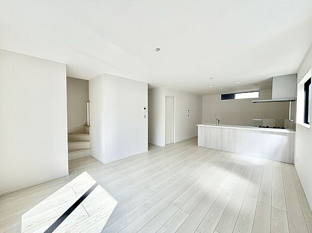 内装「ただいま」「おかえり」家族とのコミュニケーションが深まるリビングイン階段。