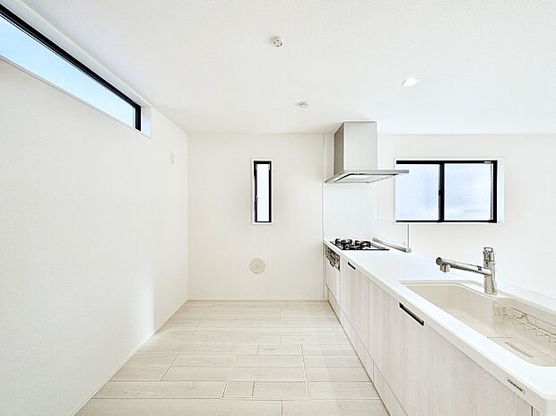 爽やかな風が通り抜けるキッチン。窓があるので明るく換気にも役立ちます。