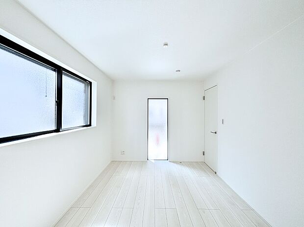 1階6.13帖の洋室。2面採光で明るく風通しも良く心地良い生活が送れます。