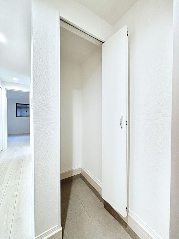 シューズインクローク付き!雨具やベビーカーも置けます。