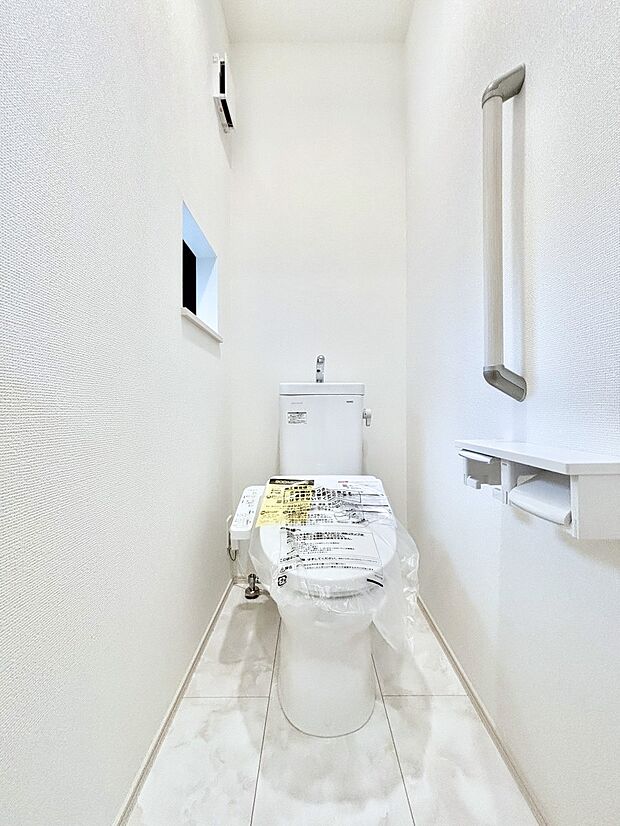 明るく清潔感のあるトイレです。 