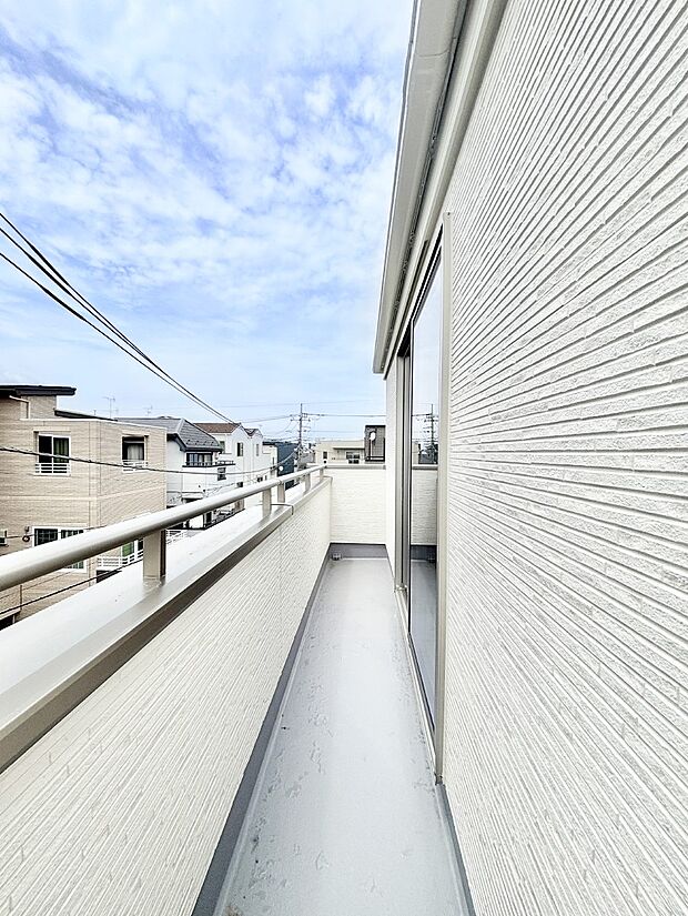暖かな陽光が降り注ぐバルコニーはお洗濯におすすめ。爽やかな風も心地よいです。