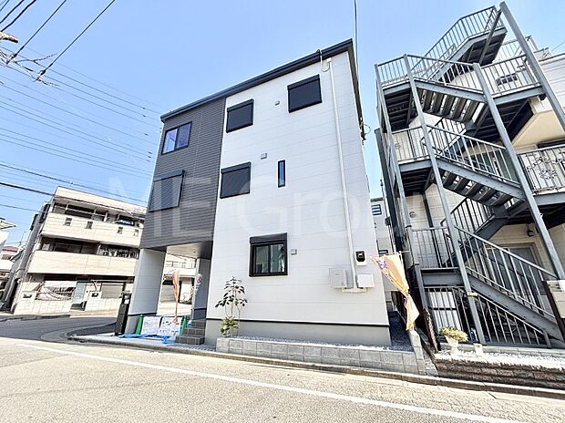 洗練された外観、上質な住空間が広がる室内は永く安心して過ごせる住居です。