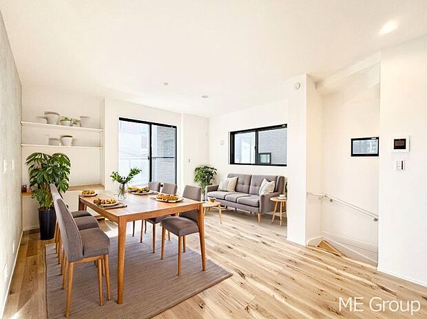 ご家族の賑やかな話し声で包まれる明るいリビング ※家具はCGです