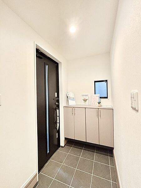 飾り棚を利用して、お越しいただくお客様をおもてなしできます。