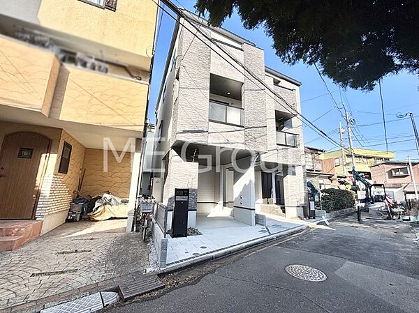 洗練された外観、上質な住空間が広がる室内は永く安心して過ごせる住居です。