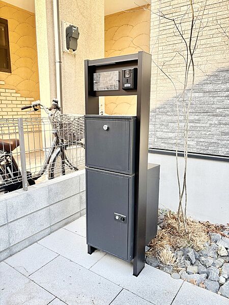表札・インターホン・ポスト・宅配ＢＯＸをひとつに集約。エントランスになじむシンプルデザイン。