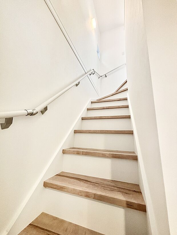 安全性を考慮し階段には手すりを設置しています