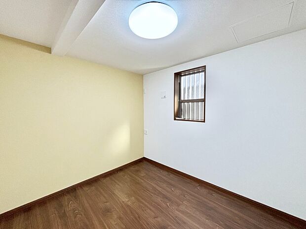 アクセントクロスがお洒落な洋室。