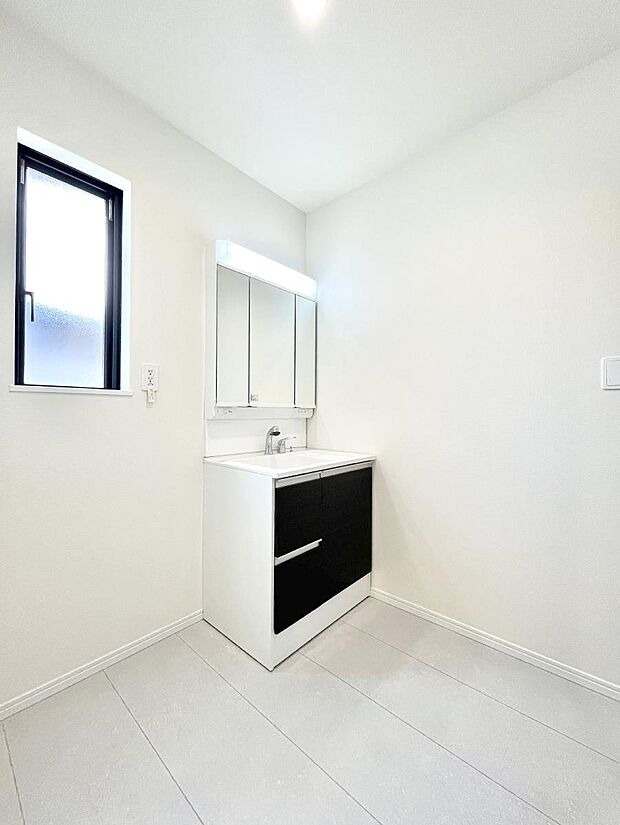 明るい洗面所は毎朝の身支度も楽しくできちゃいそうです。