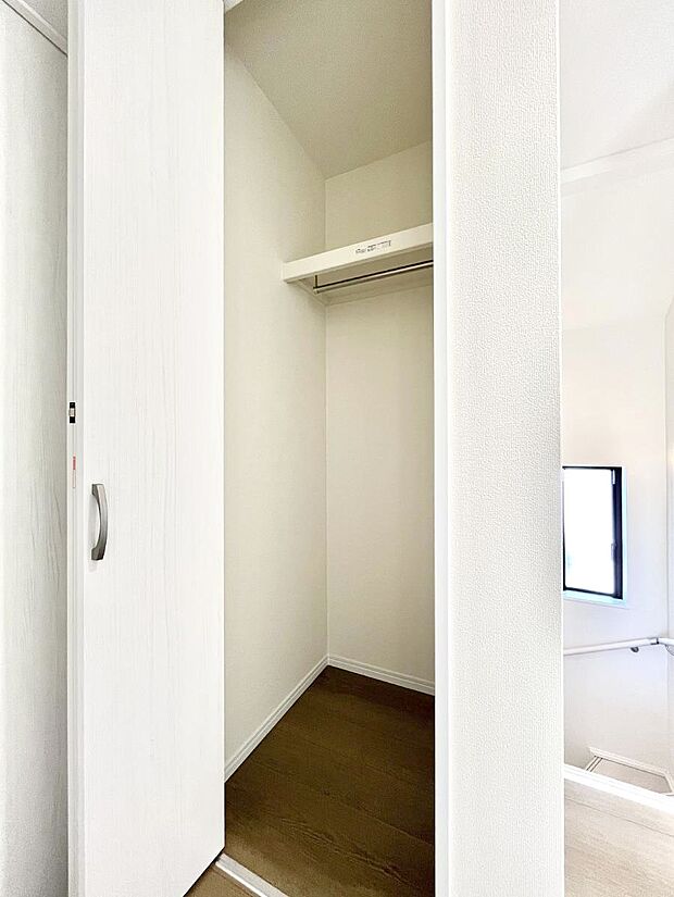 廊下収納。掃除道具や季節の小物を収納することができます。