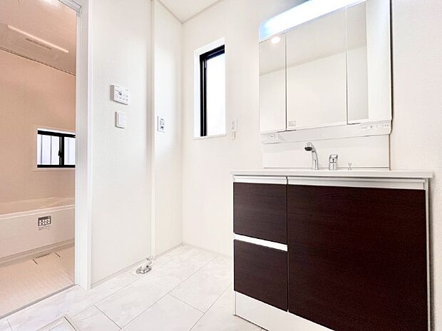 清潔感のある快適空間です。毎日の身支度も気持ち良くお使い頂けます。