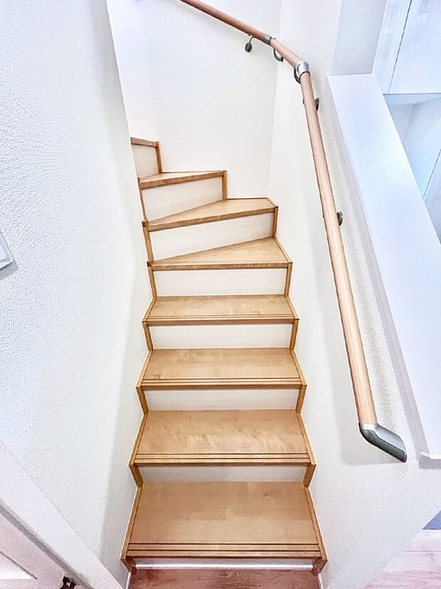 安全性を考慮し階段には手すりを設置しています