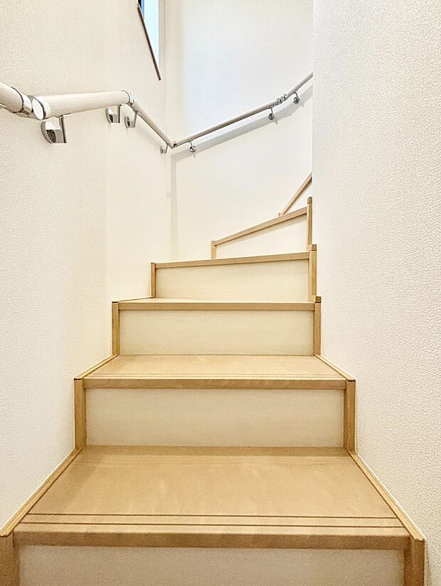 階段は手すり付きなので小さなお子さまやご高齢の方も安心です。