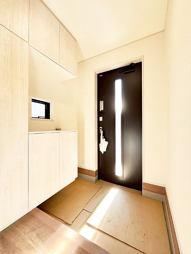 明るい玄関はお客様をお出迎えするのにぴったりです！ 