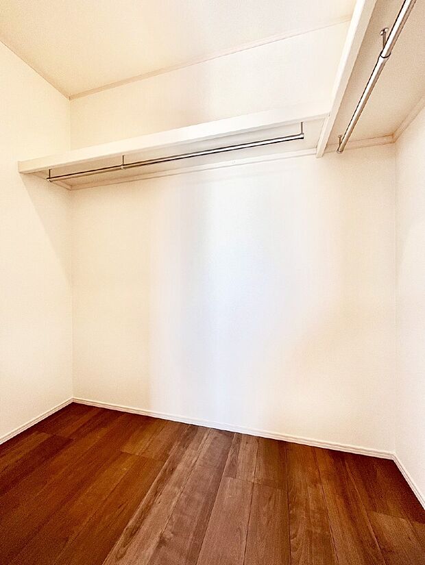 衣類をハンガーに掛けたまま収納できるWIC。衣類の整理整頓がしやすくて便利です！