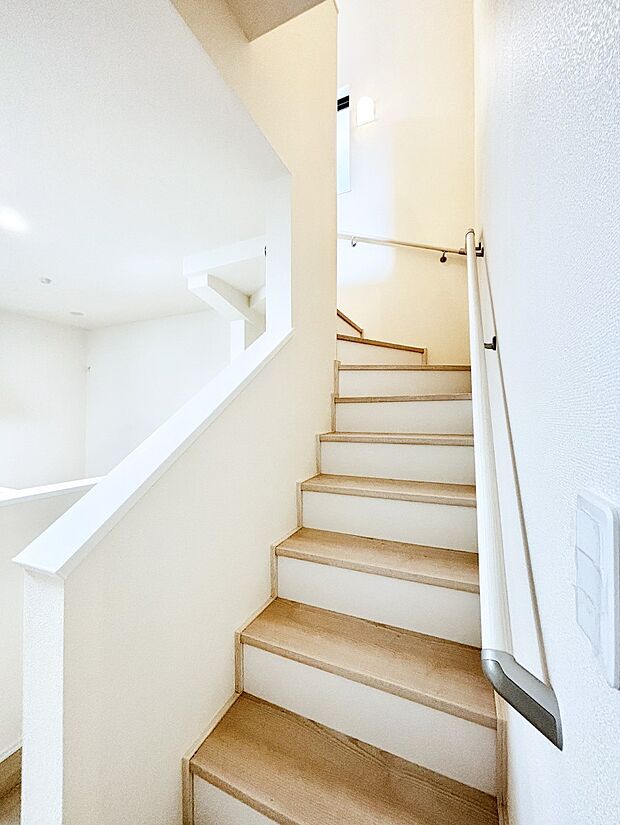 安全性を考慮し階段には手すりを設置しています