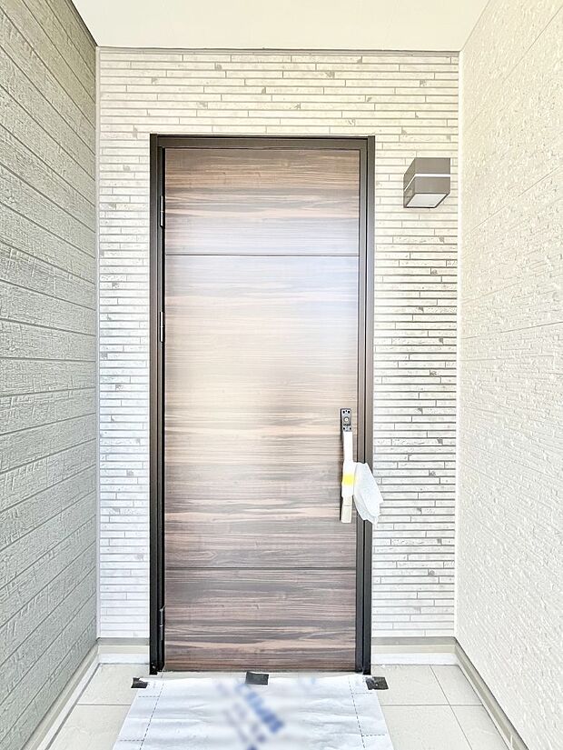 住まいの顔を演出する、玄関ドア。 