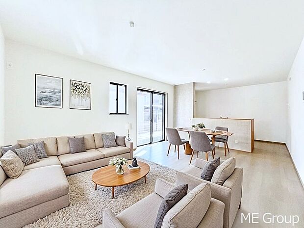 ご家族の賑やかな話し声で包まれる明るいリビング  ※家具はCGです