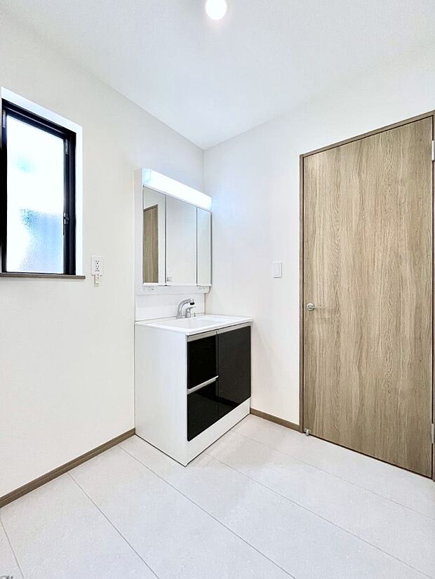 ゆとりの洗面スペースで朝の身支度もスムーズに