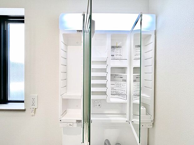 三面鏡の裏に、化粧品や衛生用品などを収納可能。洗面台をすっきりと保ちます！