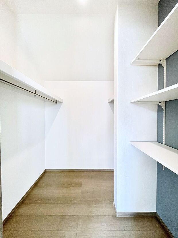 衣類をハンガーに掛けたまま収納できるWIC。衣類の整理整頓がしやすくて便利です！