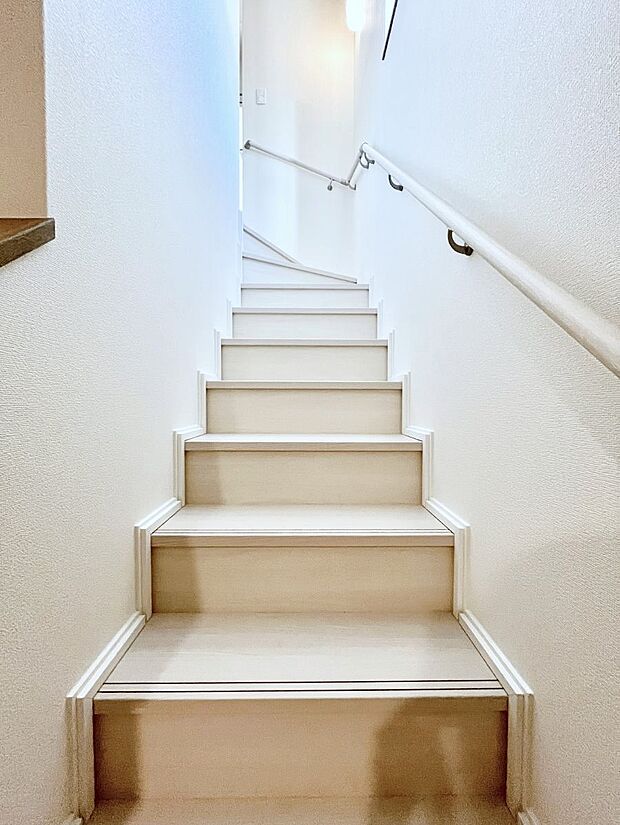 安全性を考慮し階段には手すりを設置しています