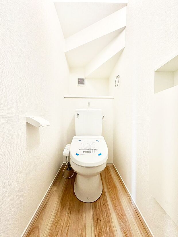 明るく清潔感のあるトイレです。