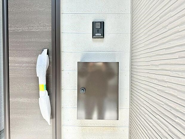シンプルデザインのポスト。
