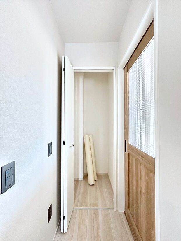 玄関ホール収納です。掃除道具やお出かけ用グッズの収納に便利です。