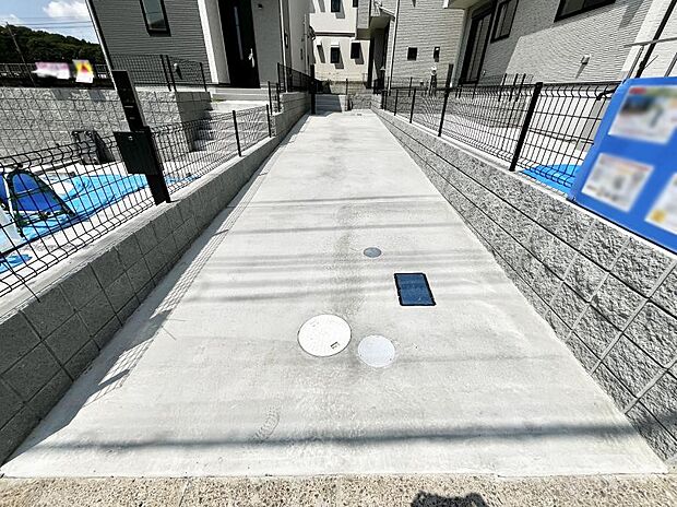 駐車2台可能！急なお客様の駐車に。また、ご家族の自転車スペースとしても大活躍。