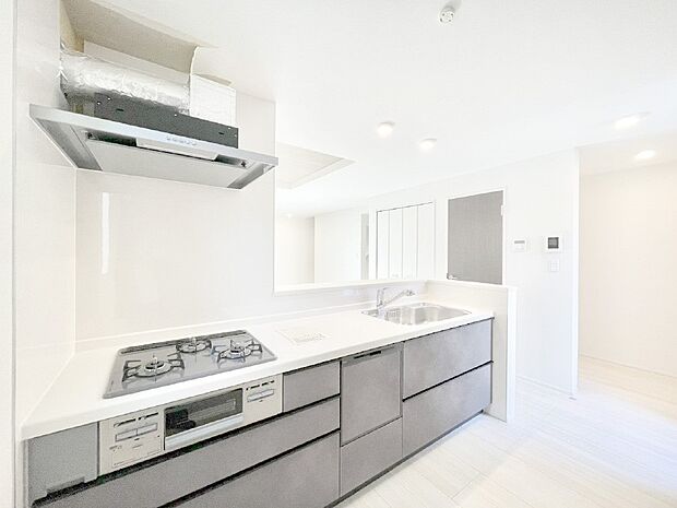 リビングで遊ぶお子様を見守りながらお料理ができる対面キッチン。  