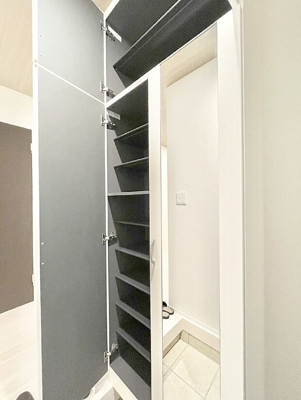 収納力ある下駄箱の活用で玄関廻りはいつでもスッキリ  