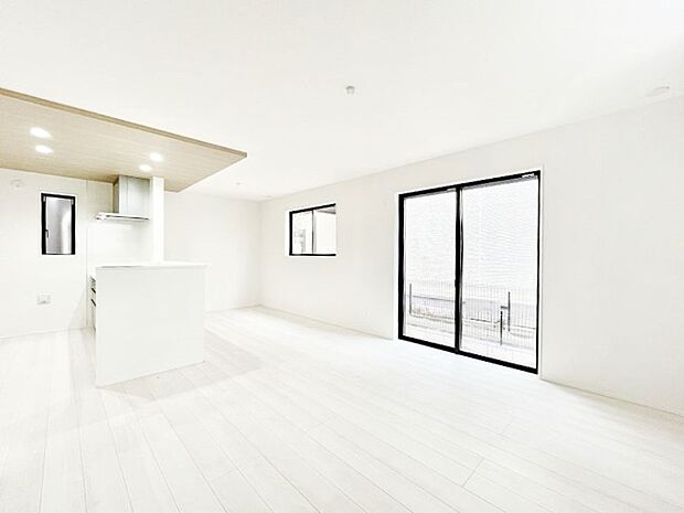 明るい陽光が注ぎ、寛ぎの雰囲気に満たされるリビングダイニング