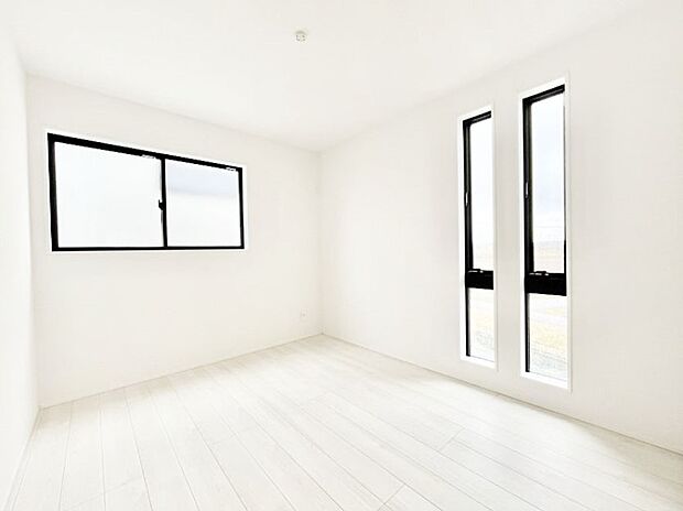 プライバシーを守りつつ、明るさも取り込めるお洒落なサッシもお部屋のアクセントに!