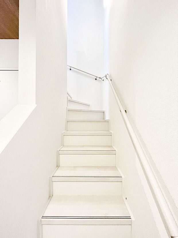 小さなお子様やご年配の方に嬉しい配慮!階段には手摺付きです。