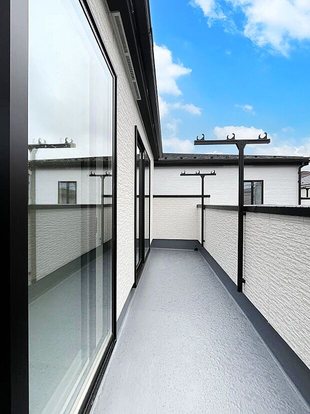 毎日のお洗濯に大活躍!2部屋から出入りできる南向きバルコニー!