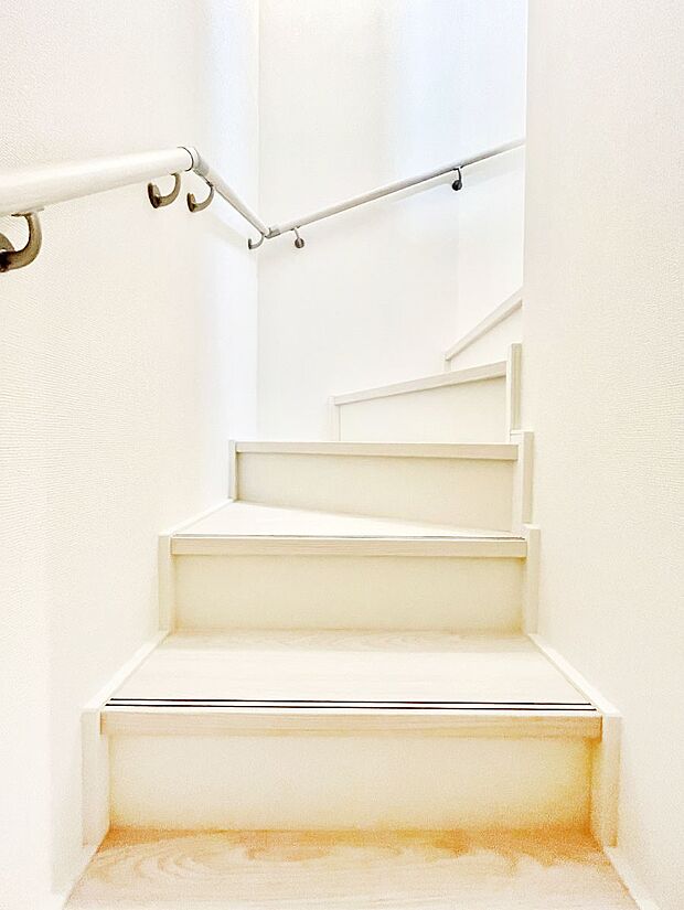 小さなお子様やご年配の方に嬉しい配慮!階段には手摺付きです。