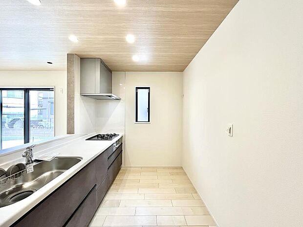 ゆとりあるキッチンではご家族と楽しくお料理ができます。